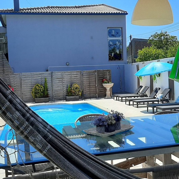 Design villa, gated community, swimming pool, renovated bedroom area. sleeps 13