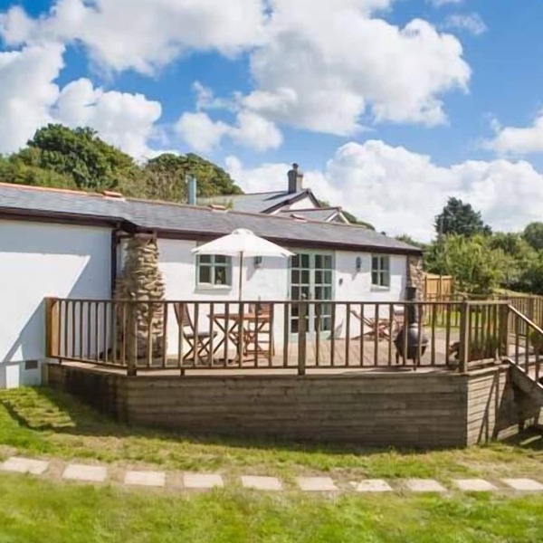 FIVE ELEMENTS STUDIO, pet friendly, with hot tub in St Agnes