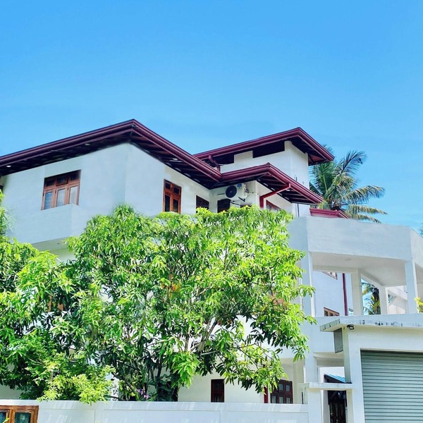 Gorgeous 2bedroom apartment with AC Terrace parking and Free wi-fi in Habaraduwa