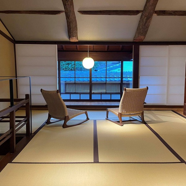 One-room suite townhouse in an important traditional building preservation district with bedrock bath & open-air bath Please stay in the kitchen and projector.