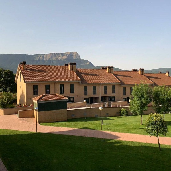 Spacious 2-Bed Apartment with Pool, Balcony & Garage in Jaca