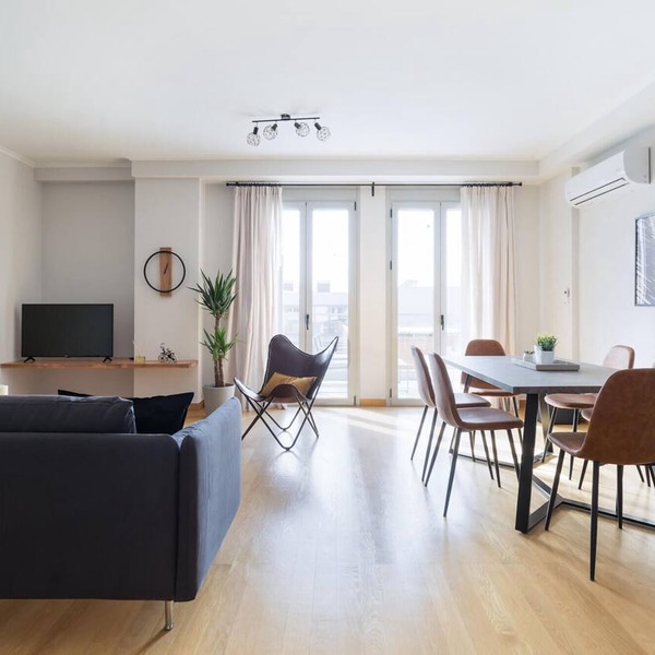 Stylish and Spacious Apartment in Thiseio