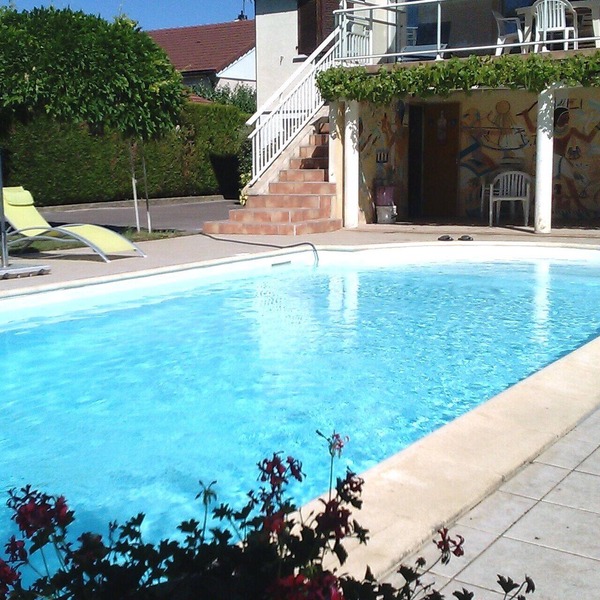 Villa Avec Piscine Proche Dijon in Ouges