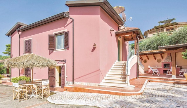 Cozy home in Ricadi -VV-