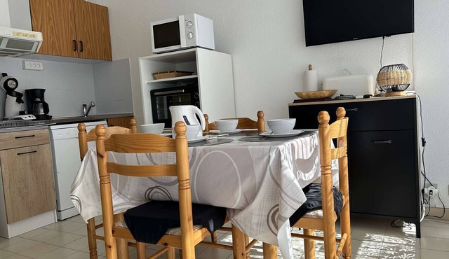 Downtown 1BR Apartment with Bunks, Near Beach & Port, Private Parking Included