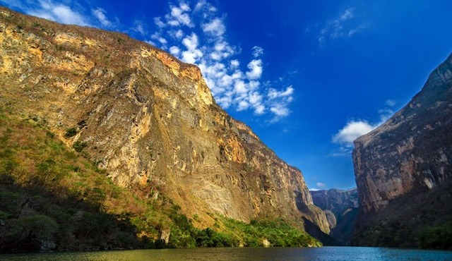 Live the Sumidero Canyon and the magic town of Chiapa de Corzo.