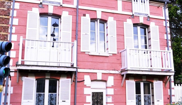 Nice and comfortable 2nd floor apartment with terrace 200M from the beach