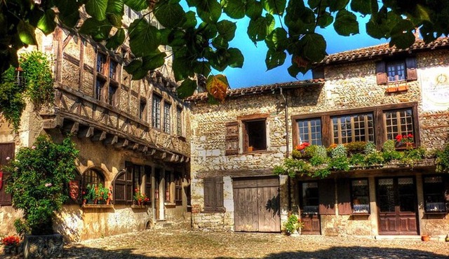 Perouges and Annecy from Lyon Private Tour with Hotel Pick-up in Pérouges