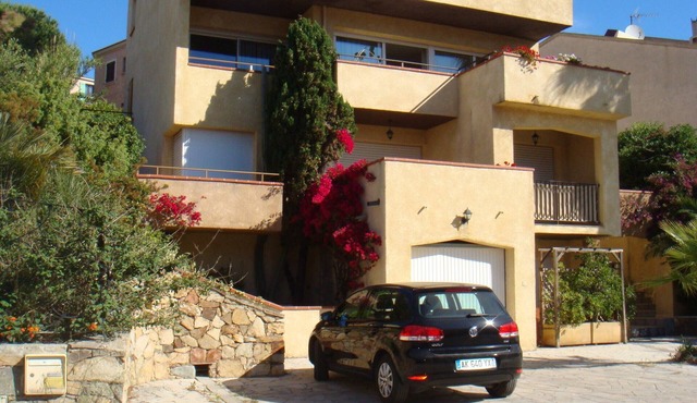 Studio 22M2 sea and mountain view 2nd floor Parking. 700M beach and town center