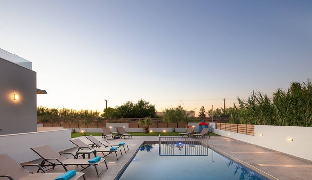 Sunnyside Villa II, Beach Within Walking Distance