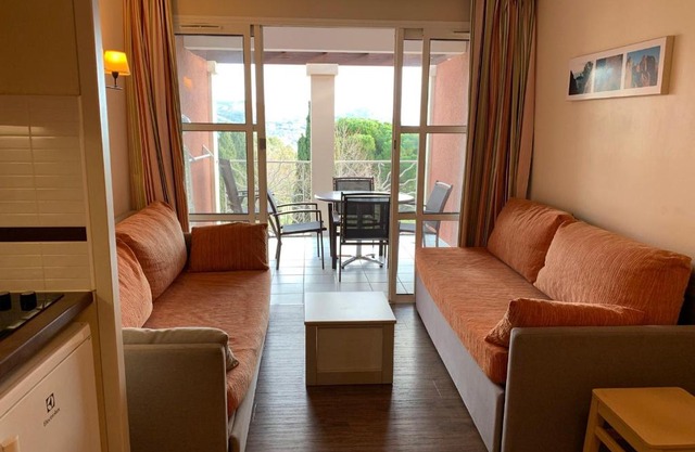 2 Pièces avec Terrasse et Piscine à Saint-Raphaël - FR-1-504-612