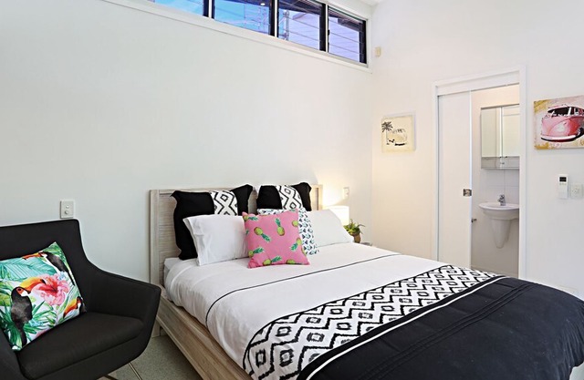 Barefoot Bungalow - Castaways Beach