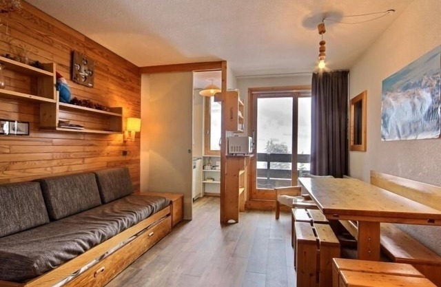 Cozy Apartment with Balcony, Ski-In/Ski-Out Access, Near Shops in Belle Plagne