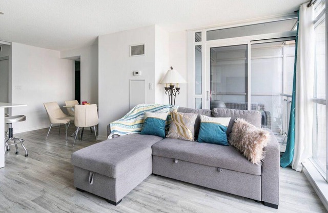 One bedroom condo Downtown Toronto, best location near CN tower