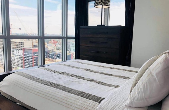 Royal Corner Suite w/ 1 Large Bed + Den