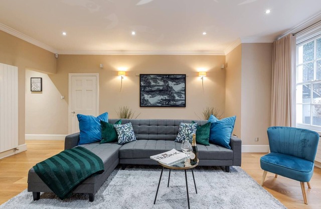Spacious 3 bed Kensington apartment with Patio