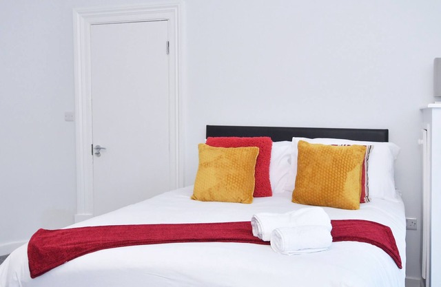Townhouse @ 15 Brunswick Place Stoke - Double Room
