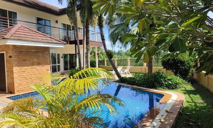 Khuekkhak House | 360 m² House ∙ 4 bedrooms ∙ 12 guests