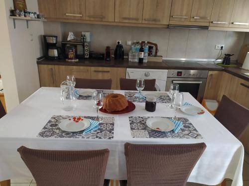 Petaloudes Apartment | 90 m² Apartment ∙ 2 bedrooms ∙ 5 guests