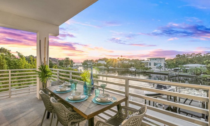 Central Sarasota Condo | Condo ∙ 2 bedrooms ∙ 6 guests