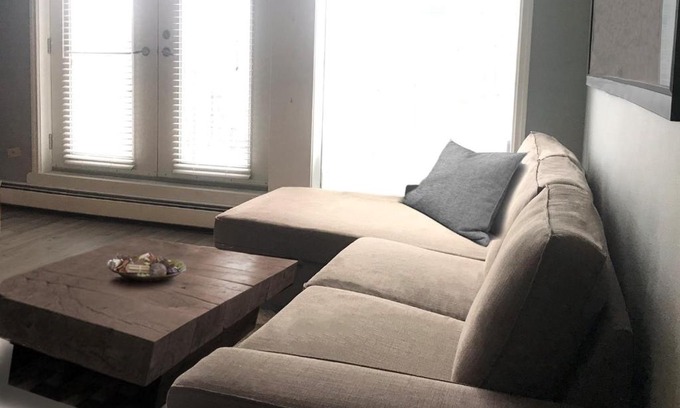 Connaught Apartment | Downtown Executive Subpenthouse near 17 Ave