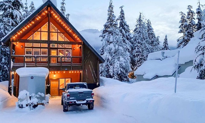 Hyak Ski Chalet | Feature: Skiing, Sledding, Snoqualmie Summit East