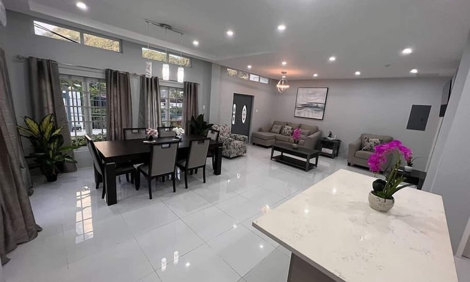 Glencoe House | Jacuzzi Loft and Pool Glencoe Townhome