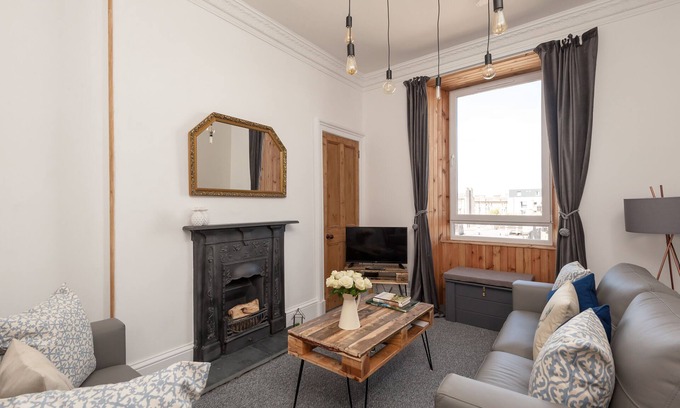 Edinburgh Apartment | Spectacular City Centre Apartment. Sleeps up to 4. Brand New!