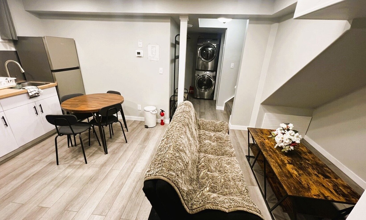 Northwest Calgary House | Amazing Location! 2 Bedroom Entire Basement Guest Suite - 8 min to YYC airport