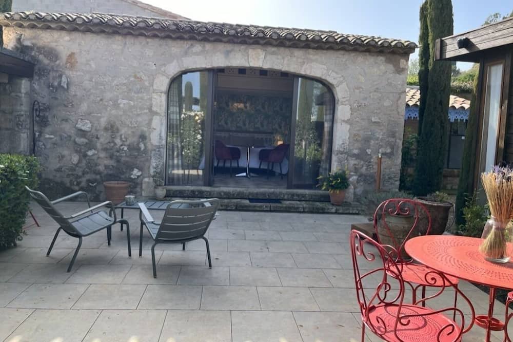 Eygalieres House | Cosy retreat in Eygalieres with artist studio. Walking distance to the village