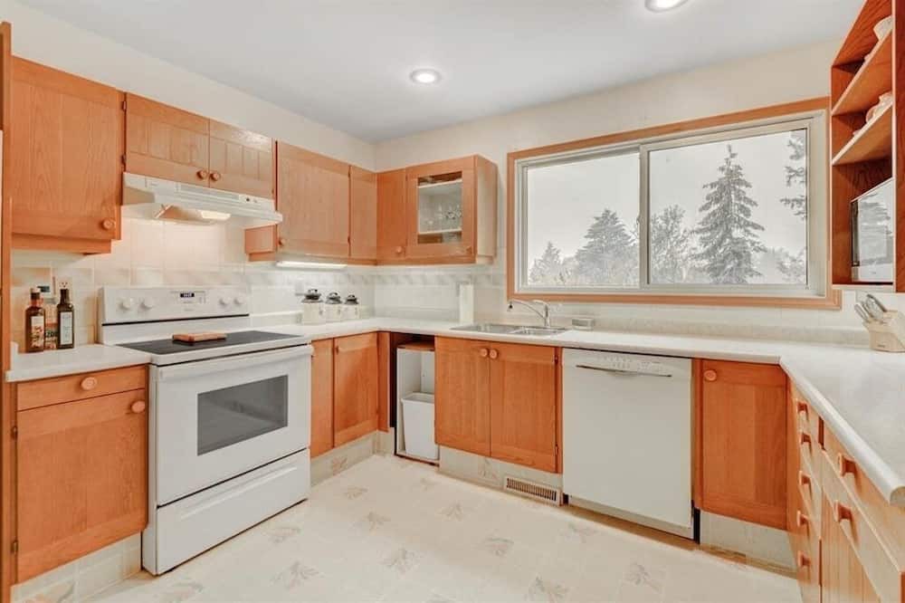 Brentwood House | A beautiful 3-level split house - near U of C and C-train