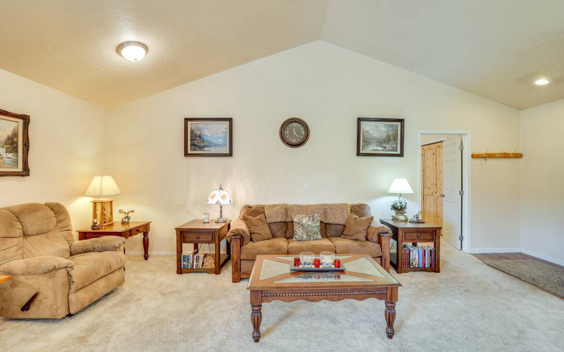 Photo of Livingroom in Stites