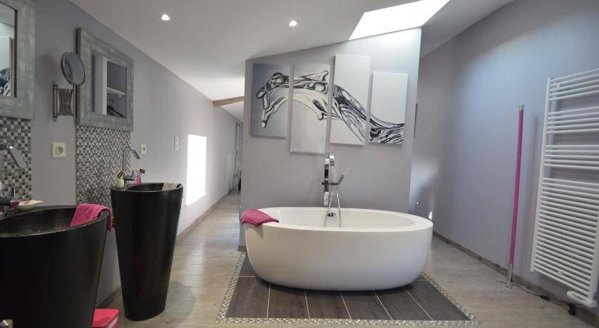 Photo of Bathroom in Longeves