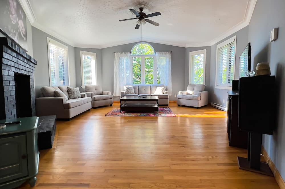 Photo of Livingroom in Bayside