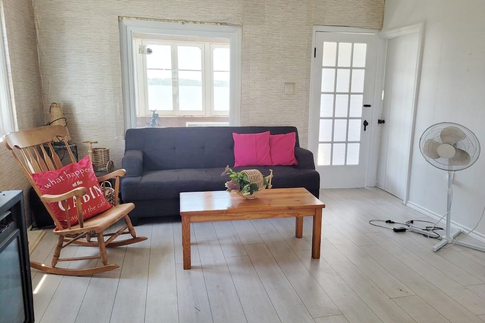 Photo of Livingroom in Scugog