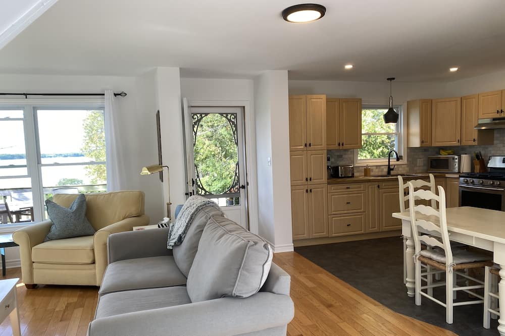 Photo of Livingroom in Scugog