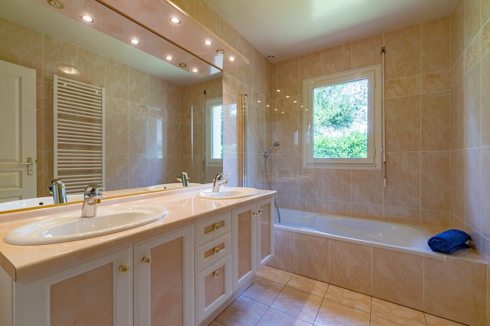 Photo of Bathroom in Larmor-Baden