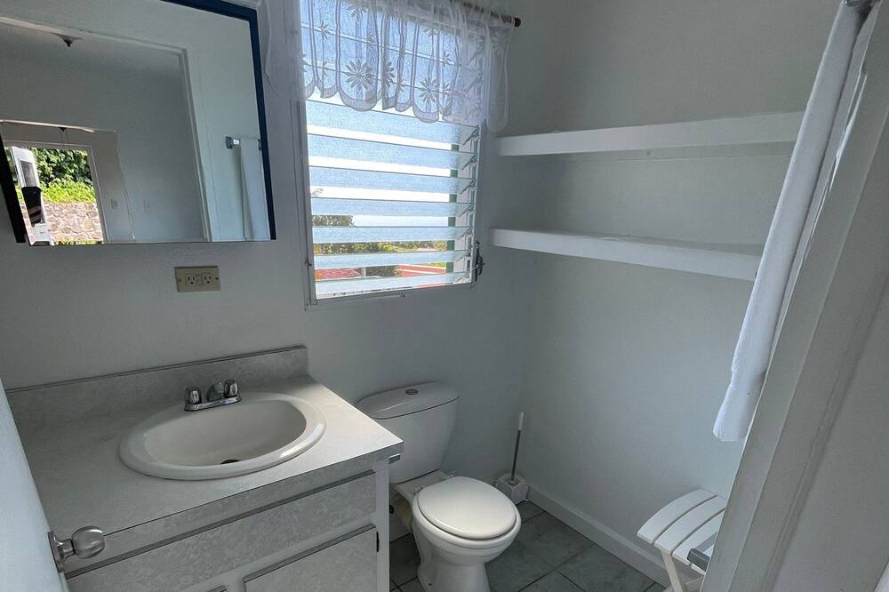 Photo of Bathroom in Windward Side