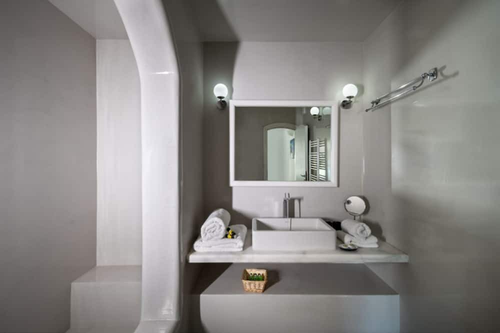 Photo of Bathroom in Kamari