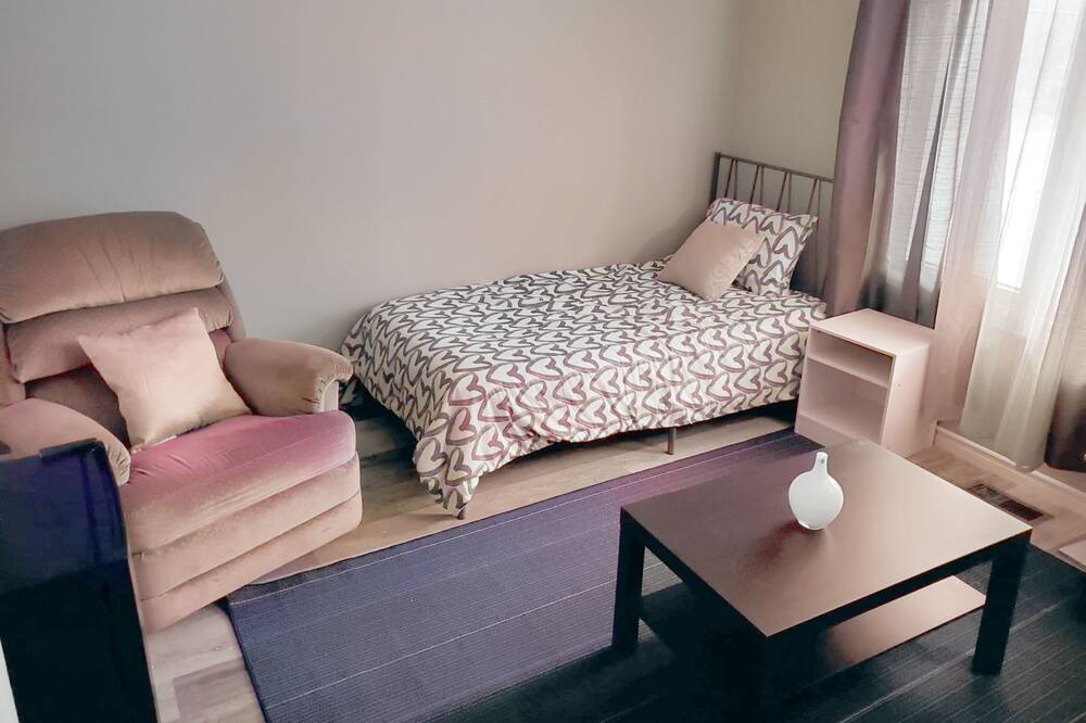 Photo of Bedroom in Aylmer