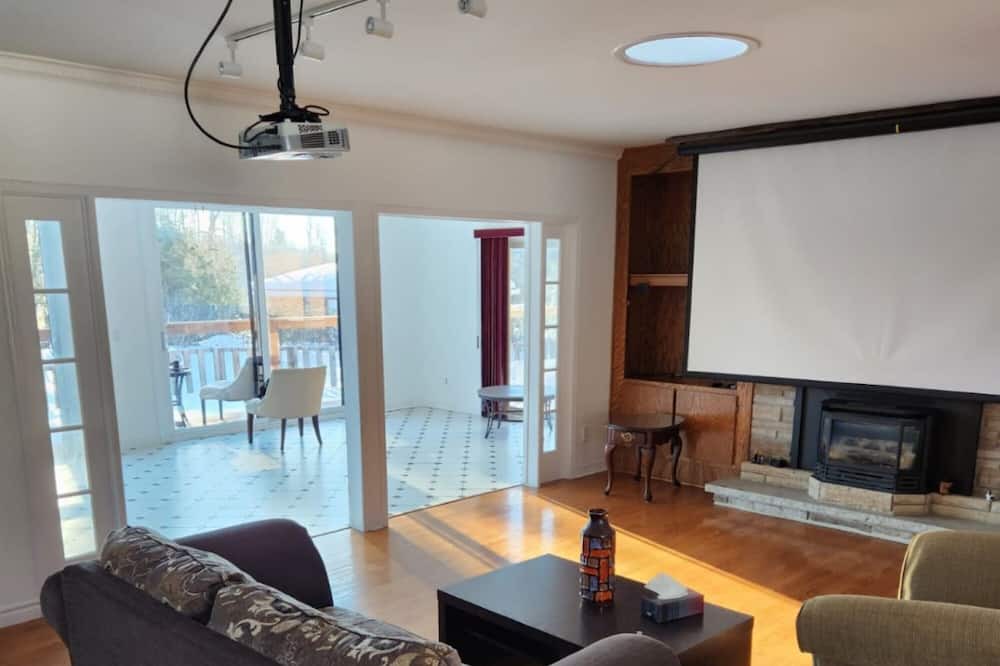 Photo of Livingroom in Aylmer