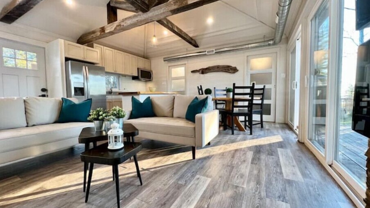 Photo of Livingroom in Lansdowne