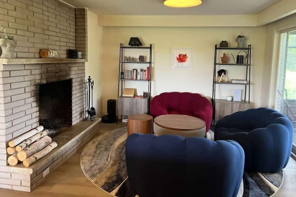 Photo of Livingroom in Scugog