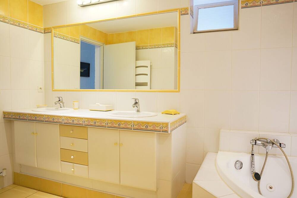 Photo of Bathroom in Piraillan