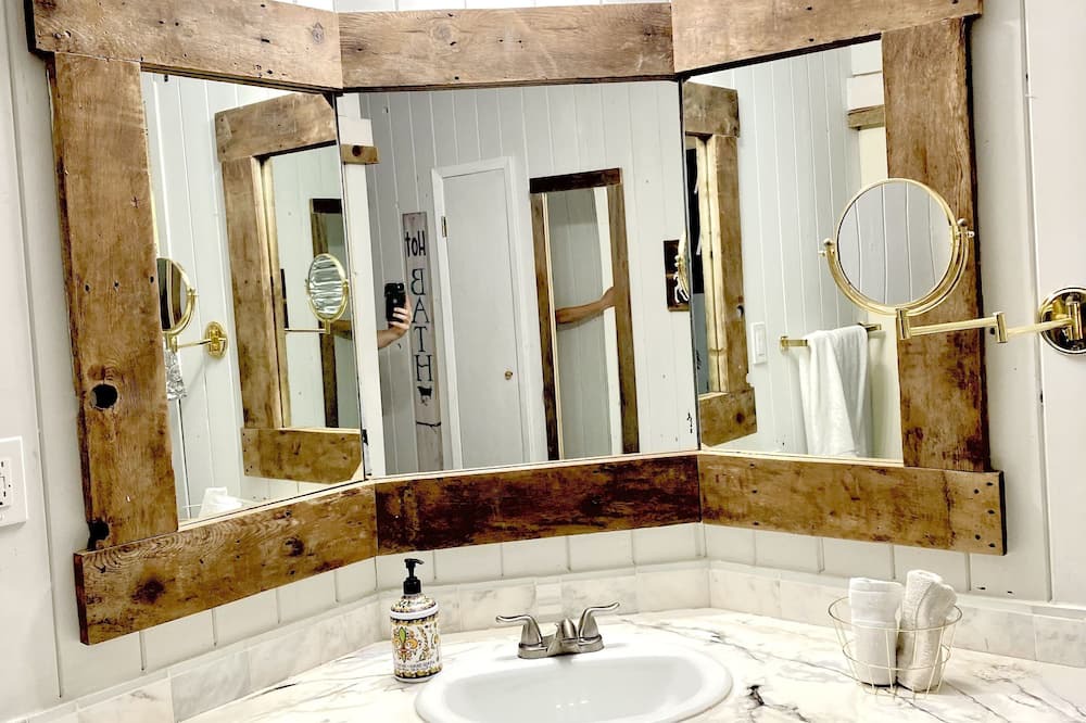Photo of Bathroom in Gimli