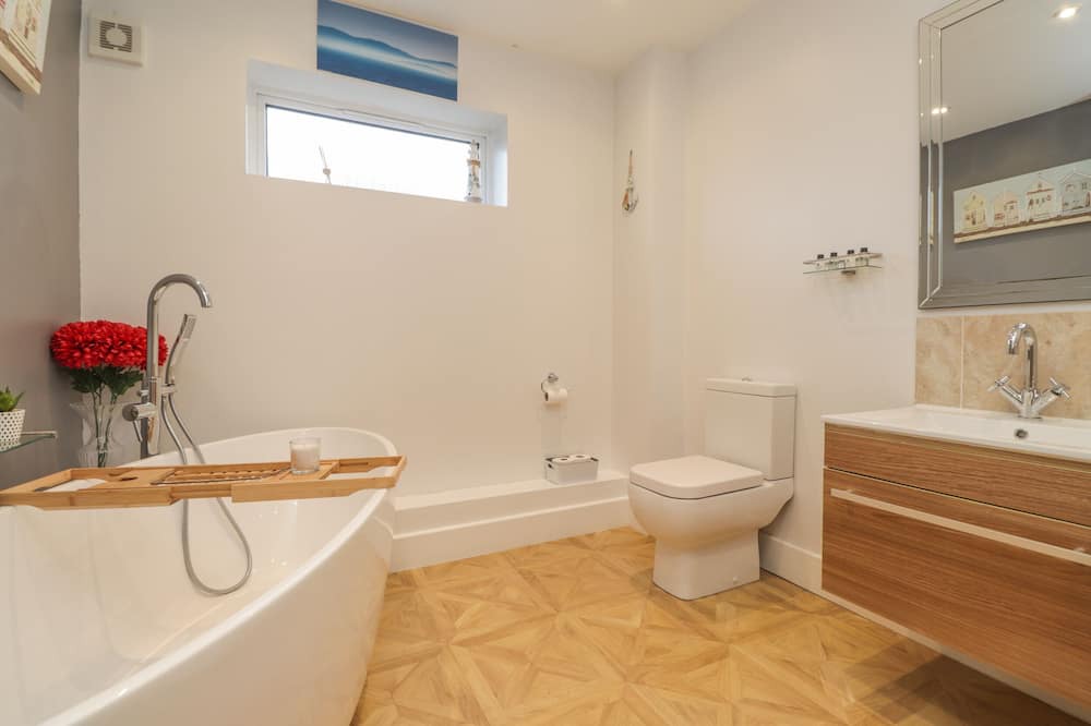 Photo of Bathroom in St Margaret's at Cliffe