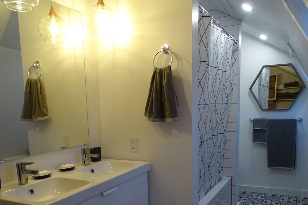 Photo of Bathroom in Mineville