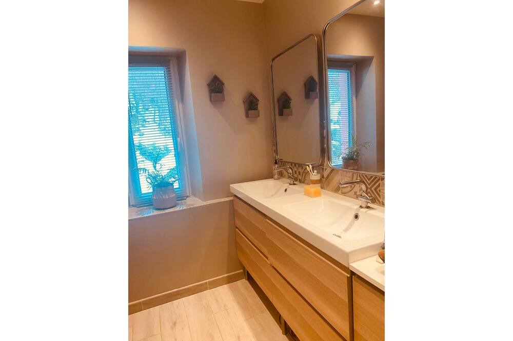 Photo of Bathroom in Plancher-Bas