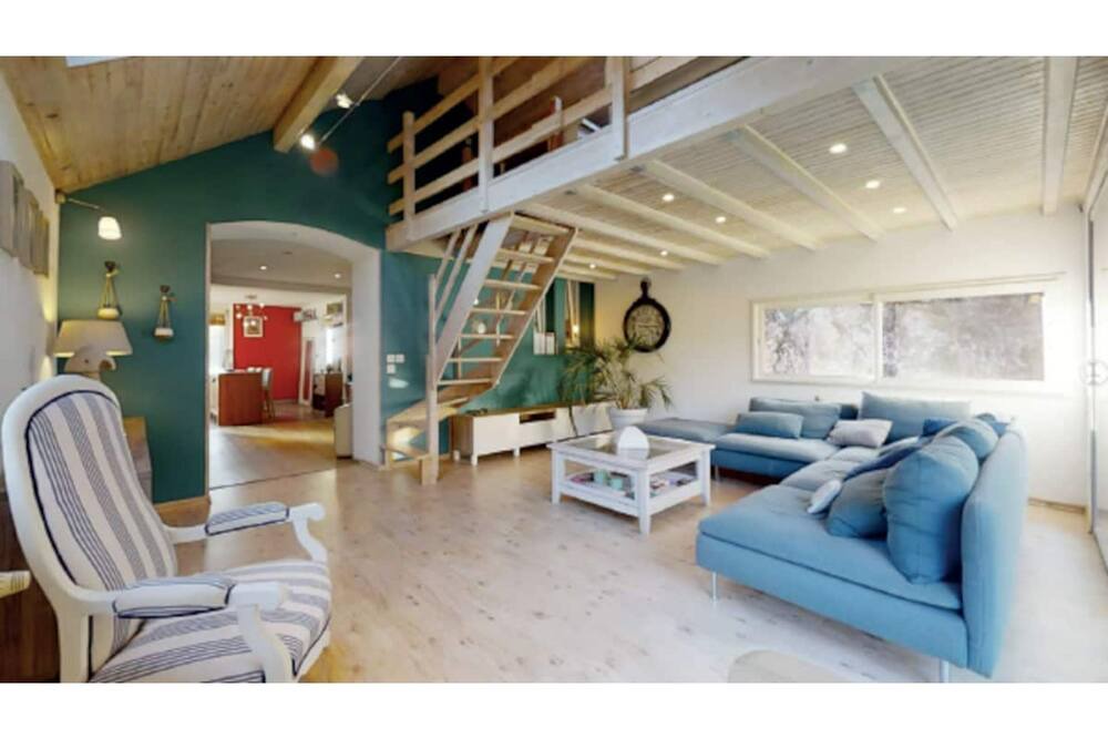 Photo of Livingroom in Plancher-Bas