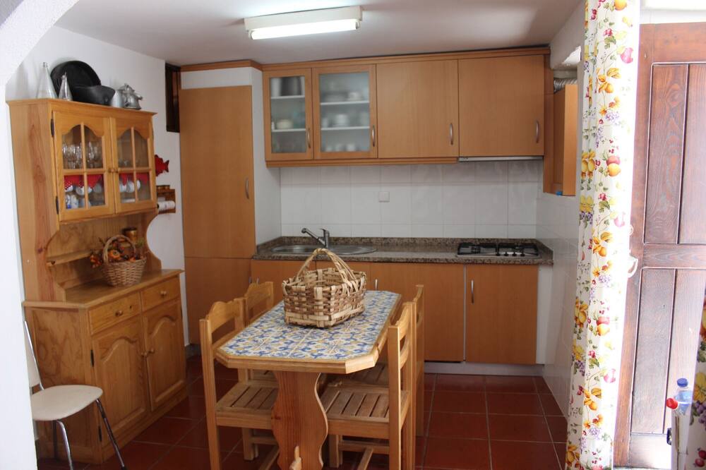 Photo of Kitchen in Provesende